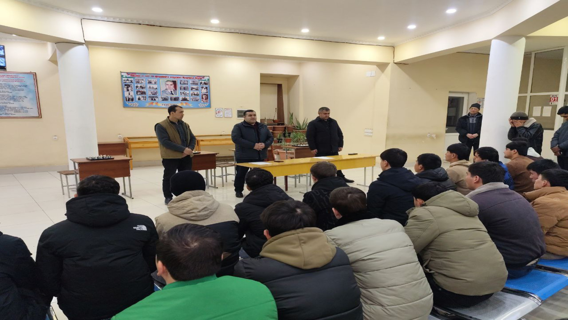 ВОХӮРИИ ДИРЕКТОРИ ДОНИШКАДА БО ДОНИШҶӮЁНИ ДАР ХОБГОҲ ИСТИҚОМАТКУНАНДА